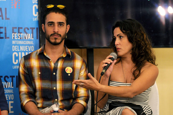 La actriz cubana Yaremis Pérez (D), junto al actor Luis Manuel, coprotagónico del largometraje de ficción Inocencia, de Alejandro Gil, durante la conferencia de prensa como parte de las actividades colaterales del 40 Festival Internacional del Nuevo Cine Latinoamericano, en el Hotel Nacional de Cuba, en La Habana, el 8 de diciembre de 2018.  ACN FOTO/Omara GARCÍA MEDEROS
